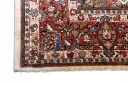 Central medallion detail of 2000s Sarough rug from Iran / Persia