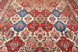 Central medallion detail of 2000s Sarough rug from Iran / Persia