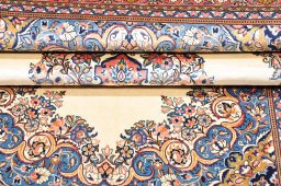 Central medallion detail of 2000s Sarough rug from Iran / Persia