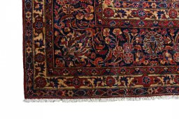 Central medallion detail of 1930s Sarough rug from Iran / Persia