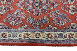 Corner detail of New Sarough rug showing border pattern and Wool pile