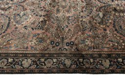 Corner detail of 1930s Sarough rug showing border pattern and Wool pile