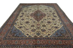 Surface texture of New Sarough rug with natural Wool and intricate pattern