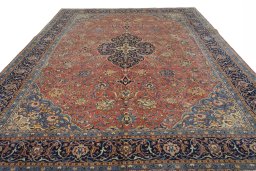 Surface texture of New Sarough rug with natural Wool and intricate pattern