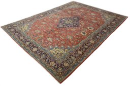 Corner detail of 2000s Sarough rug showing border pattern and Wool pile