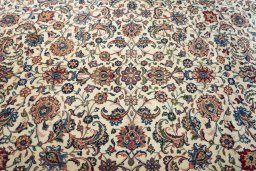 Central medallion detail of 2000s Sarough rug from Iran / Persia