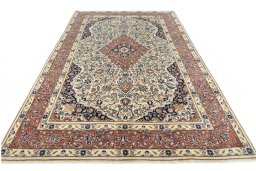 Surface texture of New Sarough rug with natural Wool and intricate pattern