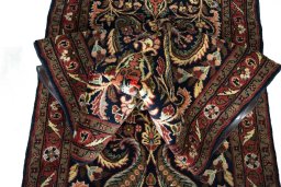 Corner detail of New Sarough rug showing border pattern and Wool pile