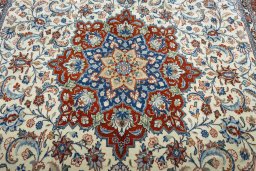 Central medallion detail of 2000s Sarough rug from Iran / Persia