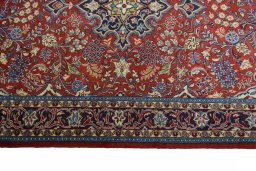 Corner detail of New Sarough rug showing border pattern and Wool pile