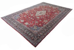 Corner detail of 2000s Sarough rug showing border pattern and Wool pile