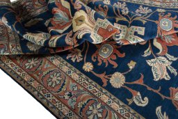 Surface texture of New Sarough rug with natural Wool and intricate pattern