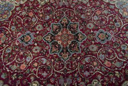 Central medallion detail of 1970s Sarough rug from Iran / Persia