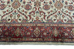 Full view of 1970s Sarough rug from Iran / Persia, 322 × 217 cm in Beige tones