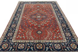 Surface texture of New Sarough rug with natural Wool and intricate pattern