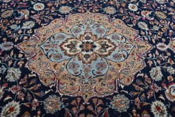 Central medallion detail of 2000s Sarough rug from Iran / Persia