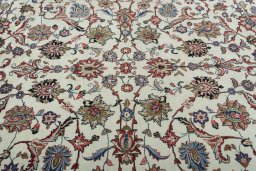 Central medallion detail of 2000s Sarough rug from Iran / Persia