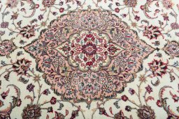 Central medallion detail of 2000s Sarough rug from Iran / Persia