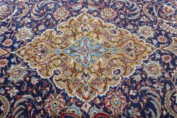 Central medallion detail of 1970s Sarough rug from Iran / Persia