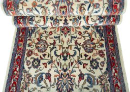 Corner detail of New Sarough rug showing border pattern and Wool pile