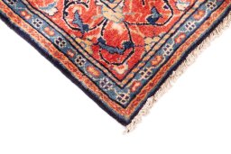 Central medallion detail of 2000s Sarough rug from Iran / Persia