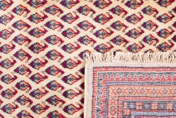 Close-up detail of 1975s Sarough rug from Iran / Persia showing Wool weave