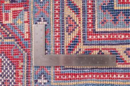 Close-up detail of 1975s Sarough rug from Iran / Persia showing Wool weave