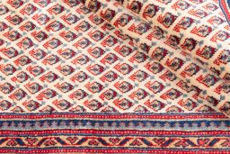 Corner detail of 1975s Sarough rug showing border pattern and Wool pile