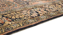 Central medallion detail of 1920s Sarough rug from Iran / Persia
