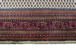Central medallion detail of 2000s Sarough Mir rug from Iran / Persia