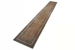 Corner detail of 1970s Sarough Mir rug showing border pattern and Wool pile