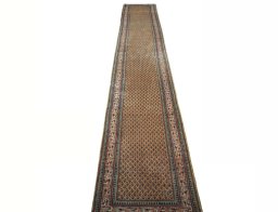 Surface texture of 1970s Sarough Mir rug with natural Wool and intricate pattern