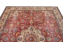 Surface texture of 1920s Tabriz rug with natural Wool and intricate pattern