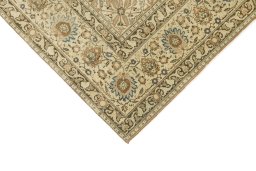 Central medallion detail of 1900s Tabriz rug from Iran / Persia