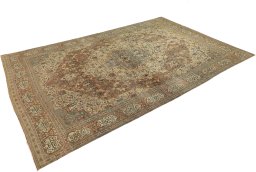 Corner detail of 1900s Tabriz rug showing border pattern and Wool pile
