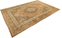 Corner detail of 1900s Tabriz rug showing border pattern and Wool pile