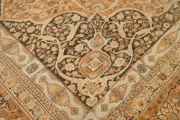 Close-up detail of 1900s Tabriz rug from Iran / Persia showing Wool weave