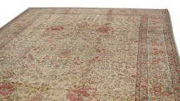 Surface texture of 1940s Tabriz rug with natural Wool and intricate pattern
