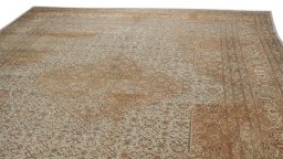Surface texture of 1900s Tabriz rug with natural Wool and intricate pattern