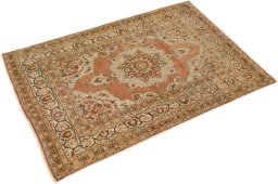 Corner detail of 1900s Tabriz rug showing border pattern and Wool pile