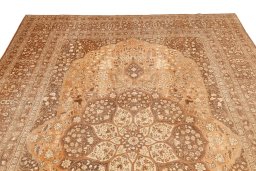 Surface texture of 1900s Tabriz rug with natural Wool and intricate pattern