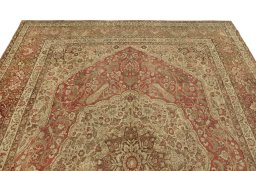 Surface texture of 1900s Tabriz rug with natural Wool and intricate pattern