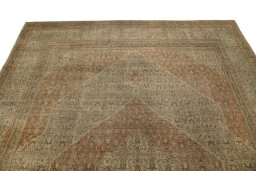 Surface texture of 1900s Tabriz rug with natural Wool and intricate pattern
