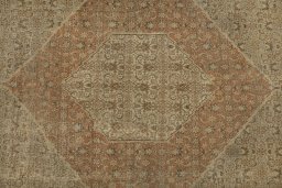 Close-up detail of 1900s Tabriz rug from Iran / Persia showing Wool weave