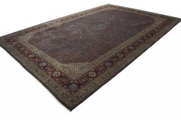 Corner detail of 1930s Tabriz rug showing border pattern and Wool pile