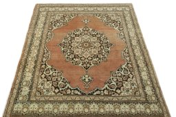 Surface texture of 1930s Tabriz rug with natural Wool and intricate pattern