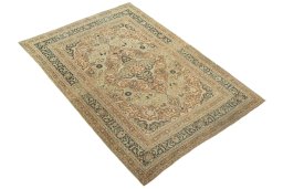 Close-up detail of 1930s Tabriz rug from Iran / Persia showing Wool weave
