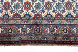 Central medallion detail of 2000s Varamin rug from Iran / Persia