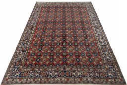 Surface texture of 1950s Varamin rug with natural Wool and intricate pattern
