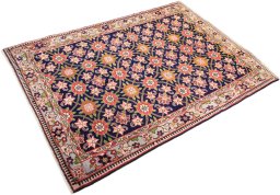 Corner detail of 1980s Varamin rug showing border pattern and Wool pile
